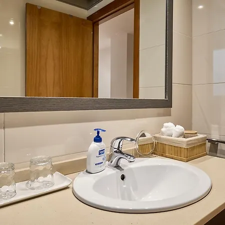 Little * Жирона