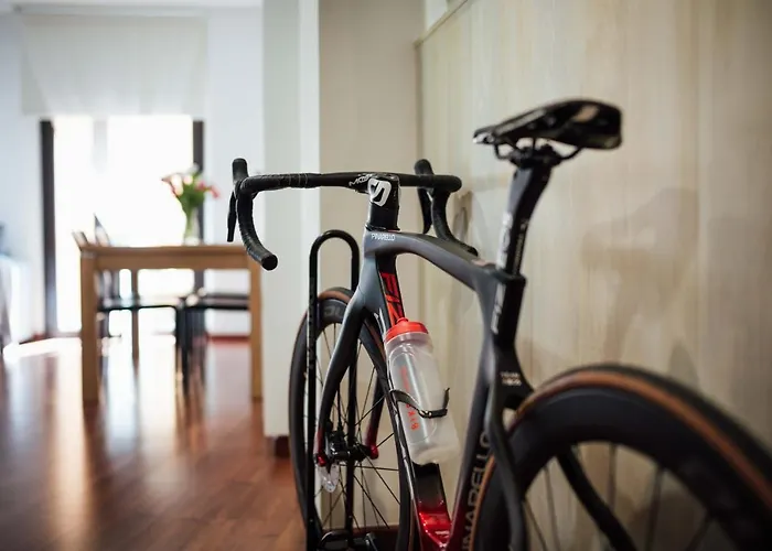 Little * Жирона