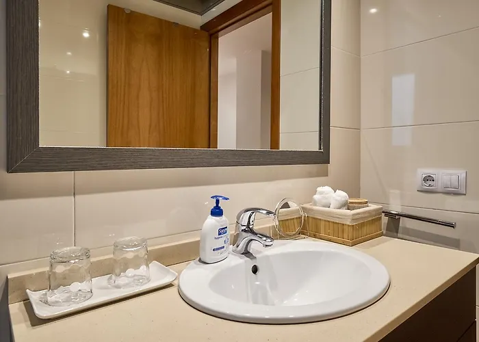 Little * Жирона